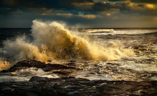 Sea in a storm showing how unsettled is the couples after affair in couples therapy