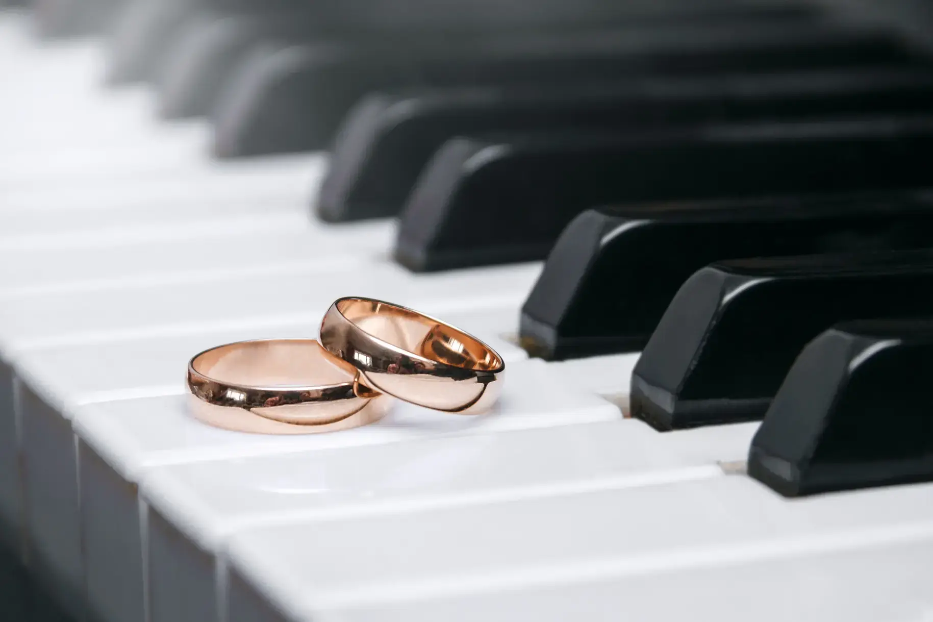 Wedding rings and piano keyboards: playing the rhythm between partners in IFS couples therapy and marriage counselling